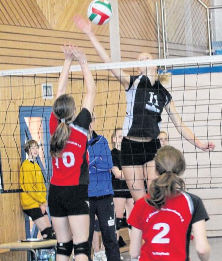 Die Ueckermünder U16- Mädchen (rot, hier im Spiel gegen den Schweriner SC) mussten bei der Finalrunde viel Lehrgeld zahlen. FOTO: THOMAS KRAUSE Die Ueckermünder U16- Mädchen (rot, hier im Spiel gegen den Schweriner SC) mussten bei der Finalrunde viel Lehrgeld zahlen. FOTO: THOMAS KRAUSE