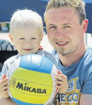 Früh übt sich. Während Papa Ralf Lindstädt mit den Marzahner Füchsen auf Punktejagd ging, drückte Sohn Luca am Spielfeldrand die Daumen. FOTO: 3 X S. JUSTA Früh übt sich. Während Papa Ralf Lindstädt mit den Marzahner Füchsen auf Punktejagd ging, drückte Sohn Luca am Spielfeldrand die Daumen. FOTO: 3 X S. JUSTA