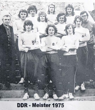 Mit dieser Männermannschaft sicherten sich die Ueckermünder Volleyballer den DDR-Meistertitel. Das war 1975. Links im Bild Volleyball-Urgestein Günter Funke. Er ist mittlerweile 83 Jahre alt und immer noch dem Volleyball verbunden. Foto: ARCHIV Mit dieser Männermannschaft sicherten sich die Ueckermünder Volleyballer den DDR-Meistertitel. Das war 1975. Links im Bild Volleyball-Urgestein Günter Funke. Er ist mittlerweile 83 Jahre alt und immer noch dem Volleyball verbunden. Foto: ARCHIV