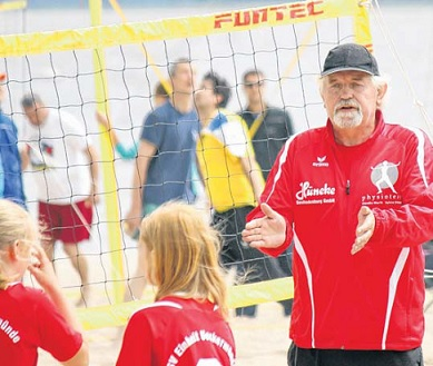 Turniervater Gerhard Bastke (rechts) hatte auch in diesem Jahr allen Grund zur Freude. FOTO: STEFAN JUSTA Turniervater Gerhard Bastke (rechts) hatte auch in diesem Jahr allen Grund zur Freude. FOTO: STEFAN JUSTA