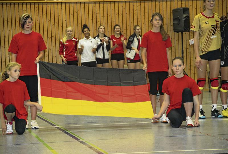 Die Mädchen des SV Einheit Ueckermünde durften die deutsche Fahne tragen. Foto: U. Bilaczewsik Die Mädchen des SV Einheit Ueckermünde durften die deutsche Fahne tragen. Foto: U. Bilaczewsik