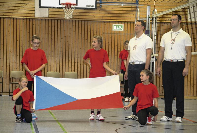Natürlich präsentierten die Mädchen des Ueckermünder Vereins auch stolz die tschechische Flagge. Natürlich präsentierten die Mädchen des Ueckermünder Vereins auch stolz die tschechische Flagge.