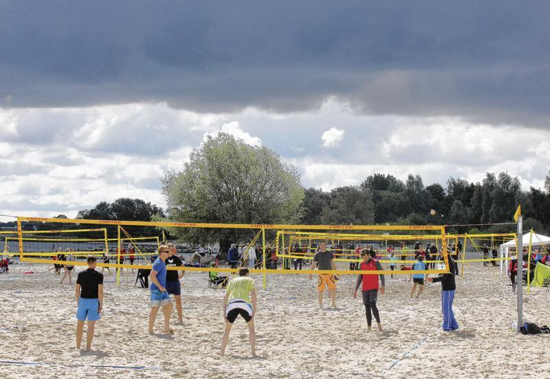 Dicke Wolken über dem Haff. Die Volleyballer ließen sich aber nicht vertreiben. Fotos: Stefan Justa Dicke Wolken über dem Haff. Die Volleyballer ließen sich aber nicht vertreiben. Fotos: Stefan Justa