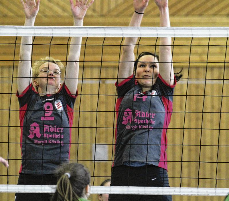 Petra Moser (links) und Sandra Behnke sind zwei der wenigen erfahrenen Spielerinnen, die auch in der kommenden Saison für den SV Einheit Ueckermünde auflaufen werden. Foto: C. Johner Petra Moser (links) und Sandra Behnke sind zwei der wenigen erfahrenen Spielerinnen, die auch in der kommenden Saison für den SV Einheit Ueckermünde auflaufen werden. Foto: C. Johner