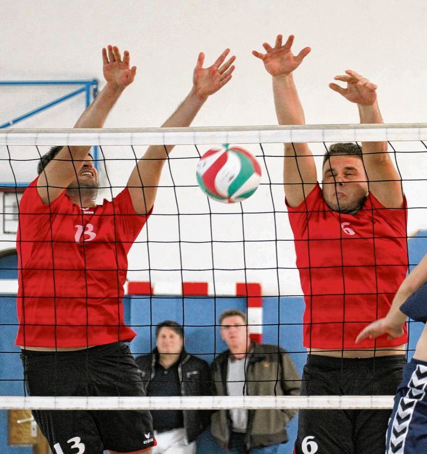Die Männer des SV Einheit um Robert Krämer (links) und Frank Ruthenberg (rechts) spielen am Wochenende in derSporthalle des Greifen-Gymnasiums. Foto: Christian Johner Die Männer des SV Einheit um Robert Krämer (links) und Frank Ruthenberg (rechts) spielen am Wochenende in derSporthalle des Greifen-Gymnasiums. Foto: Christian Johner