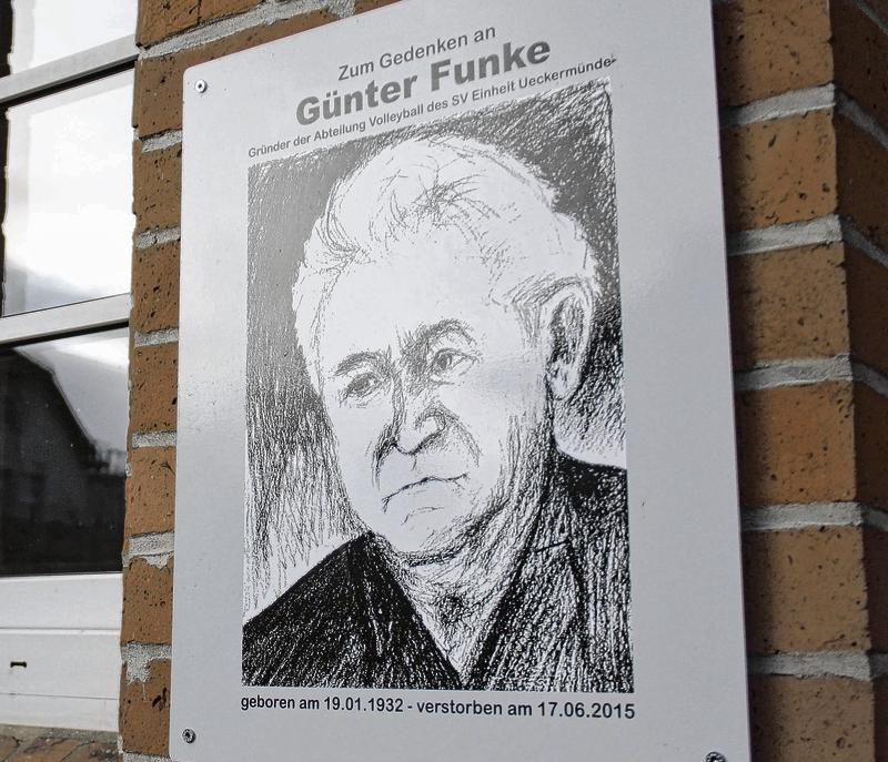 Günter Funke gründete die Volleyball-Abteilung in Ueckermünde. Eine Gedenktafel vor der Goethe-Sporthalle erinnert an ihn. Foto: Christian Johner Günter Funke gründete die Volleyball-Abteilung in Ueckermünde. Eine Gedenktafel vor der Goethe-Sporthalle erinnert an ihn. Foto: Christian Johner