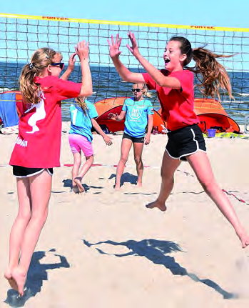 Foto unten: Jolina (links) und Petra spielten gemeinsam ein tolles Turnier, auch die beiden größeren Mädels Hannah und Lina überzeugten als Beachteam im tiefen Sand. Foto unten: Jolina (links) und Petra spielten gemeinsam ein tolles Turnier, auch die beiden größeren Mädels Hannah und Lina überzeugten als Beachteam im tiefen Sand.