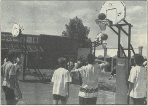 Beim Streetball-Championship '95 Uecker-Randow herrschte tolle Stimmung und zu gutes Wetter. Foto: Pie-tzke