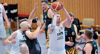 Die Basketballer aus Ueckermünde (weiße Trikots) machen in der nächsten Saison gemeinsame Sache mit Spielern aus Friedland, Neustrelitz und Neubrandenburg. Foto: Andy Bünning