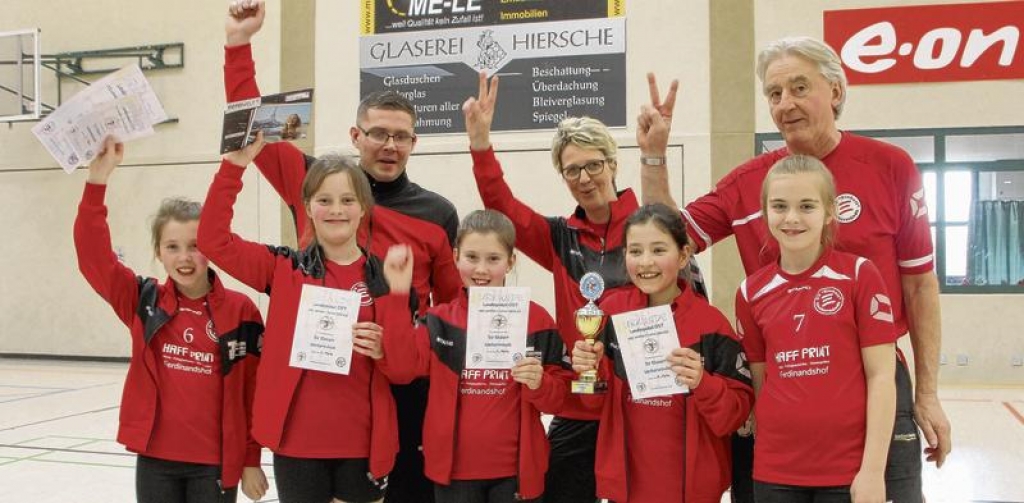 Christina Justus, Ronja Rönsch, Alina Justus, Anjeli Grey und Lara Rotbarth (vorne) holten sich den Pokal. Betreuer Frank Justus und die Trainer Antje Pecker und Detlef Rühl freuten sich. Foto: Verein