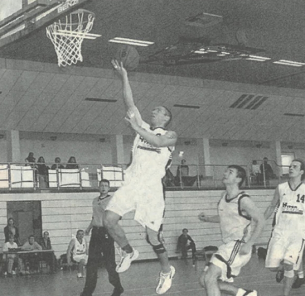 Falco Ramm (am Ball) erzielte 29 Punkte beim 106:68-Erfolg der Ueckermünder Basketballer gegen Ludwigslust. In der Aufstiegsrunde zur Oberliga steht es zwischen beiden Teams nun 1:1. Foto: Lanin
