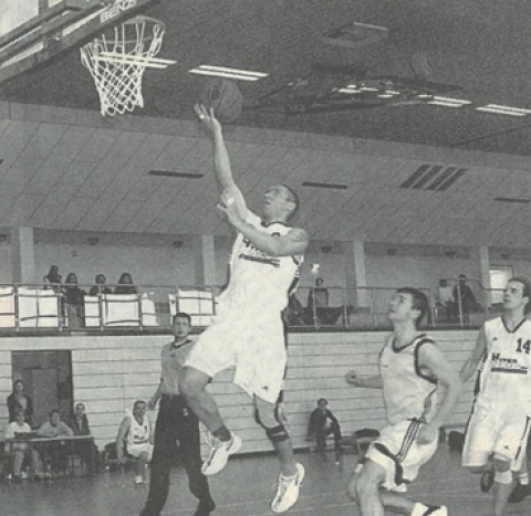 Falco Ramm (am Ball) erzielte 29 Punkte beim 106:68-Erfolg der Ueckermünder Basketballer gegen Ludwigslust. In der Aufstiegsrunde zur Oberliga steht es zwischen beiden Teams nun 1:1. Foto: Lanin