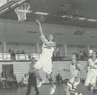 Falco Ramm (am Ball) erzielte 29 Punkte beim 106:68-Erfolg der Ueckermünder Basketballer gegen Ludwigslust. In der Aufstiegsrunde zur Oberliga steht es zwischen beiden Teams nun 1:1. Foto: Lanin