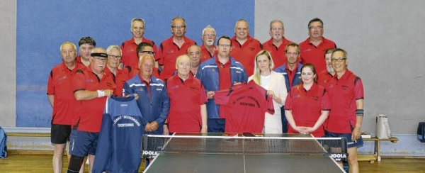 Die Sektion Tischtennis vom SV Einheit Ueckermünde wurde jüngst mit neuen Trikots und auch Trainungsanzügen des AMEOS Klinikum Ueckermünde ausgestattet. Foto: zvg