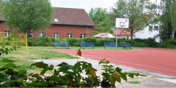 Der Basketballplatz auf dem Schulgelände befindet sich neben der Turnhalle und Wohnhäusern der August-Bartelt-Straße. Foto: Eckhard Kruse