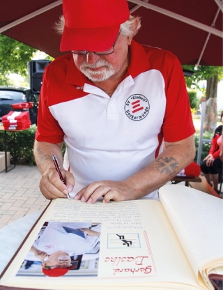 Zum Ende seiner Amtszeit durfte sich Gerhard Bastke in das Ehrenbuch seines Vereins eintragen. Foto: Dennis Bacher