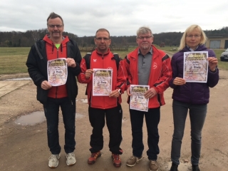 Läufer des SV Einheit laufen vorne mit