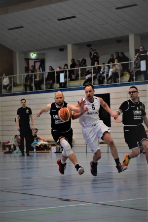 Remo Honerjäger und Daniel Walleck (in Schwarz) voll in Angriffmodus. Foto: ZVG