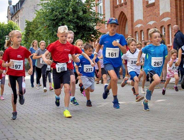 Mit der Haffmeile starten die Jungen und Mädchen bis zur Altersklasse 12 in den Wettbewerb. Foto: Andy Bünning: