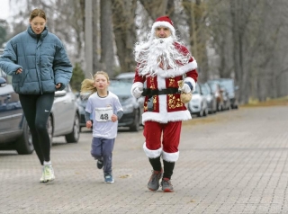 Der Alte mit dem Rauschebart begleitete die Kleinsten auf der 600-Meter-Strecke. Fotos: Andy Bünning