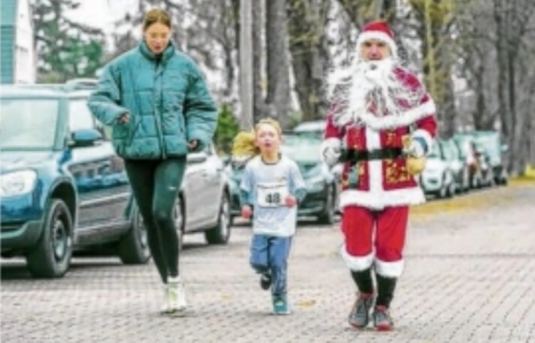 Am Sonnabend begeben sich große und kleine Läufer, teils in weihnachtlichen Kostümen, auf die Ueckermünder Rennstrecke. Foto: A. Bünning (Archiv)