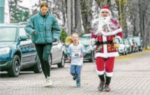 Am Sonnabend begeben sich große und kleine Läufer, teils in weihnachtlichen Kostümen, auf die Ueckermünder Rennstrecke. Foto: A. Bünning (Archiv)