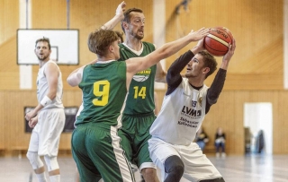 Die Neubrandenburger Turbine-Männer (grüne Trikots) hatten in Ueckermünde das Nachsehen. Foto: Andy Bünning