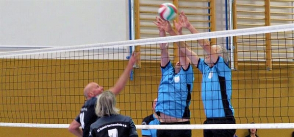 Der Strasburger Sechser (rechts, hier in der Partie gegen Ueckermünde), hofft am letzten Spieltag noch einmal auf ein Erfolgserlebnis. Foto: Wolfgang Dannenfeldt