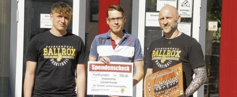Jacy Ramm (links) und Falko Ramm (rechts) übergaben 500 Euro an Christian Klementz vom Kino. Foto: Dennis Bacher