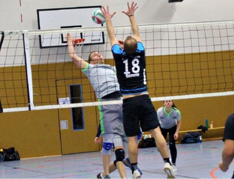Am letzten Spieltag in der Volleyball-Vorpommern-Liga geht es am hohen Netz noch einmal hoch her.