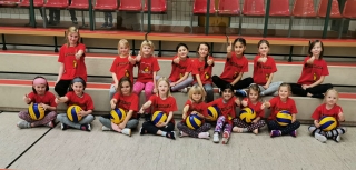 Diese jungen Mädels konnten für den Volleyballsport gewonnen werden. Sie haben Lust auf diesen Sport. Foto: Verein