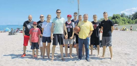 Stadt und Basketballer freuen sich über das Ergebnis der neuen Anlage am Strand. Foto: Stefanie Schulz