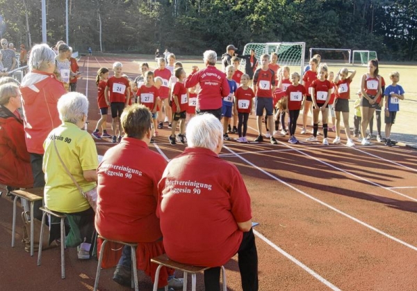 Möglichst viele Meter galt es für die Kinder und Jugendlichen auf dem Waldsportplatz innerhalb einer halben Stunde zurückzulegen. Die Helferinnen des Gastgebervereins zählten mit.