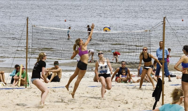Am 18. Juni findet am Ueckermünder Haffstrand die 23. Auflage des beliebten Beachvolleyballturniers des SV Einheit Ueckermünde statt. Fotos: NK-Archiv