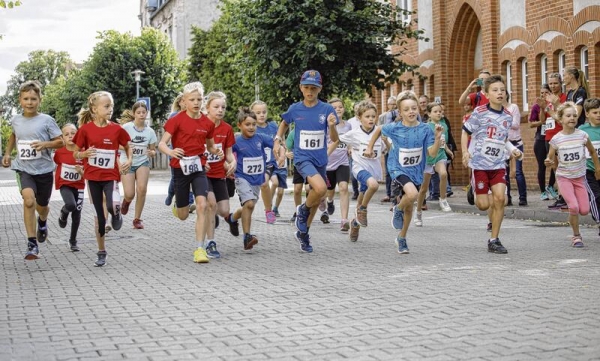 Traditionell eröffneten die jüngsten Teilnehmer mit der Haffmeile den Abendlauf. Fotos (2): A. Bünning