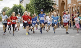 Traditionell eröffneten die jüngsten Teilnehmer mit der Haffmeile den Abendlauf. Fotos (2): A. Bünning