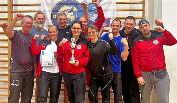 Freuen sich über den Vize-Meistertitel in der Vorpommern-Liga: das Team von Einheit Ueckermünde. Foto: Wolfgang Dannenfeldt