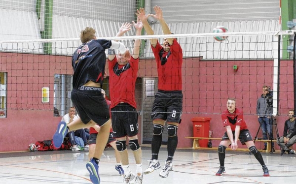 Am 5. Spieltag in der Volleyball-Vorpommern-Liga in Wolgast sind wieder interessante Ballwechsel und viele Duelle am hohen Netz zu erwarten. Foto: Wolfgang Dannenfeldt