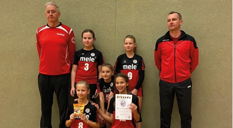 U13-Volleyballerinnen mit Trainer Detlef Rühl (links) und Co-Trainer Markus Bielenberg. Foto: ZVG
