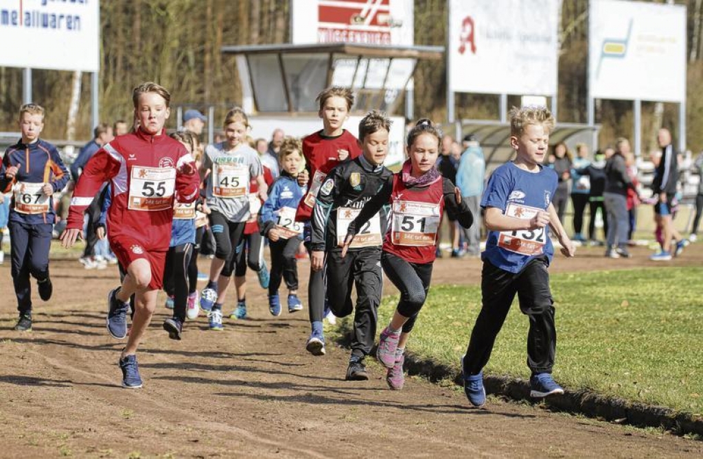 Ein Gastläufer überholt Sven Lorenz