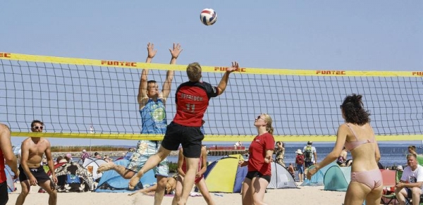 An der 23. Auflage des Ueckermünder Beachturniers beteiligten sich am Samstag 40 Teams aus M-V, Berlin, Brandenburg und Polen. Fotos: Dennis Bacher