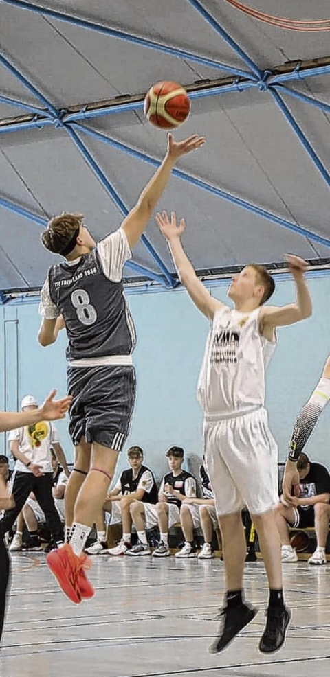 Til Voß (weiß) beim Sprungball Foto: zvg