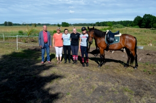Von links: Hans-Dieter Salow (Vorstandsvorsitzender), Carola Chappuzeau (Vorstandsmitglied), Carmen Kaps (Abteilungsleiterin Reitsport), Christin Burow, Alina Schenkel, Chiller
