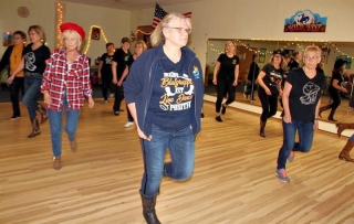 Corinna Baumann Raßmus (Mitte) brachte das Hobby Linedance von ihrer Hochzeitsreise mit. Seit 2009 gibt es die Linedancer beim SV Einheit Ueckermünde. Foto: Stefanie Peters