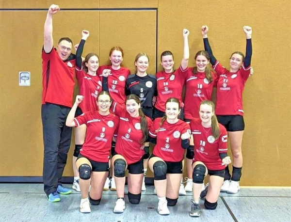 Trainer René Hafenstein und seine erfolgreichen Volleyballerinnen. Foto: ZVG