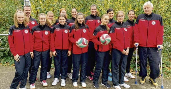 Die Gastspiele in Greifswald verfolgte Detlef Rühl (rechts, auf Krücken gestützt) zuletzt noch aus der zweiten Reihe. Zum Heimspieltag am kommenden Samstag kehrt der Einheit-Trainer nach überstandener Knie-OP nun zurück an die Seitenlinie. Foto: ZVG