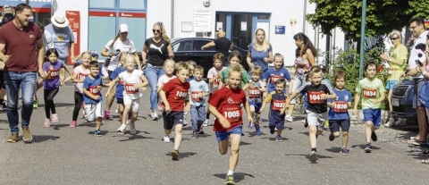 Eröffnet wurde der Stadtlauf am Sonntag von den kleinsten Läufern bis sieben Jahre auf einer Distanz über 400 Meter. Fotos (2): Dennis Bacher