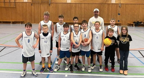 U12 BallRox des SV Einheit Ueckermünde e. V. mit Trainer Guido Winter bei ihrem Debüt auf dem Basketballcourt im Greifen-Gymnasium. Foto: ZVG