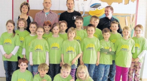 Freude über Shirts mit Schullogo