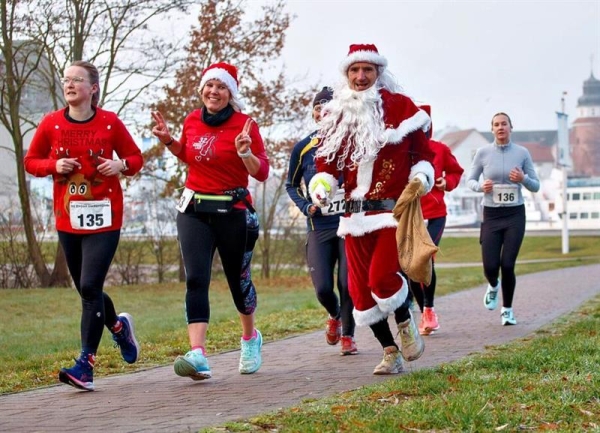 Dirk Rüscher vom Lauftreff Ueckermünde war im Weihnachtsmann-Kostüm unterwegs und verteilte kleine Geschenke. Foto: Andy Bünning